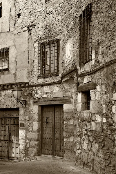 在黑色和白色，卡斯蒂利亚拉曼查，西班牙昆卡老镇 — 图库照片