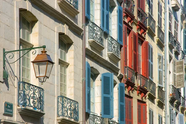 Fönsterluckor i gatan bayonne — Stockfoto