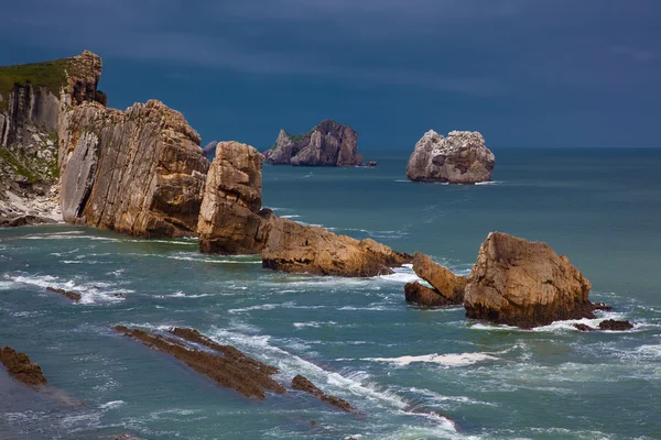 Pedras na praia de La Arnia, Liencres, Cantabria, Espanha — Fotografia de Stock