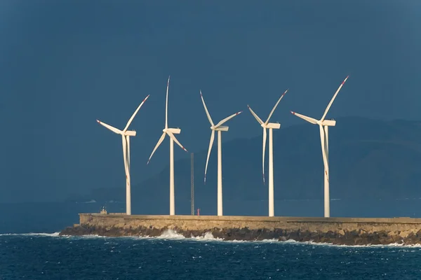 Rüzgar jeneratörleri abra, bizkaia, İspanya — Stok fotoğraf
