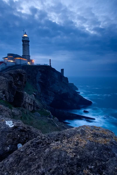 Belediye Başkanı cape deniz feneri santander (İspanya, karanlık) — Stok fotoğraf