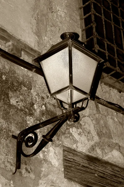 Pouličního osvětlení ve městě cuenca, Španělsko — Stock fotografie