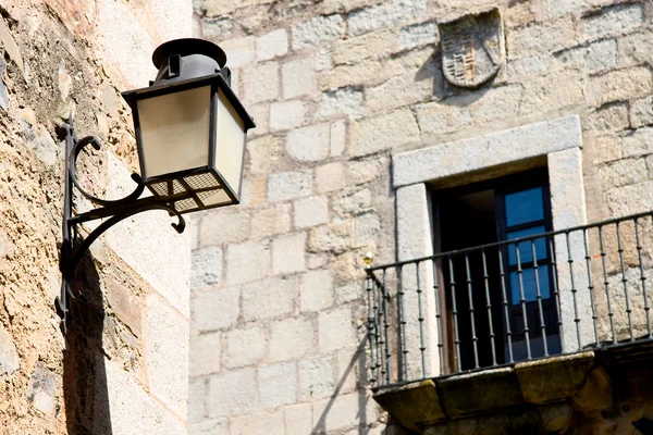 Lampione nel centro storico di Caceres, Estremadura (Spagna) ) — Foto Stock