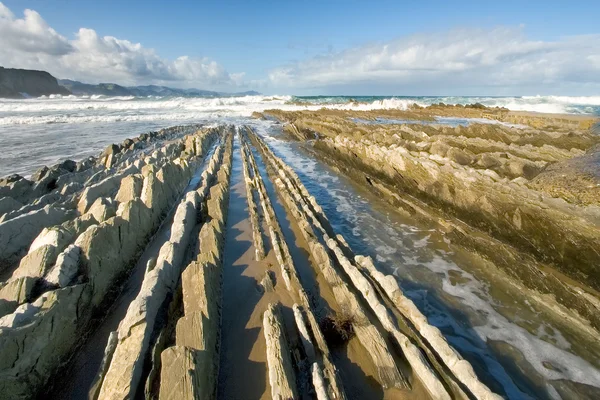 在 zumaia、 吉普斯格瓦、 西班牙海洋复理石 — 图库照片