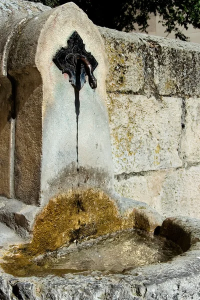 Fontaine dans la ville de Cuenca, Espagne — Photo