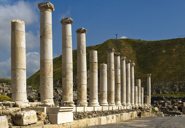 Римские колонны в Израиле
