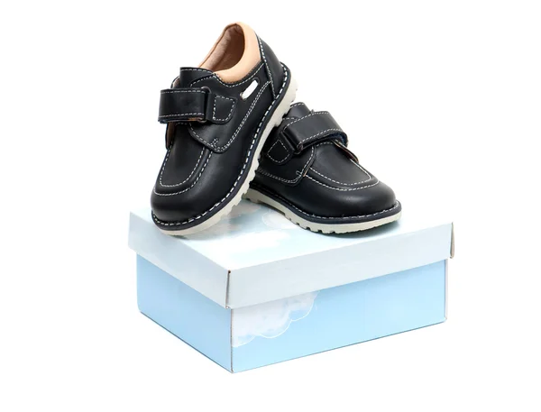 Sapatos infantis na caixa — Fotografia de Stock