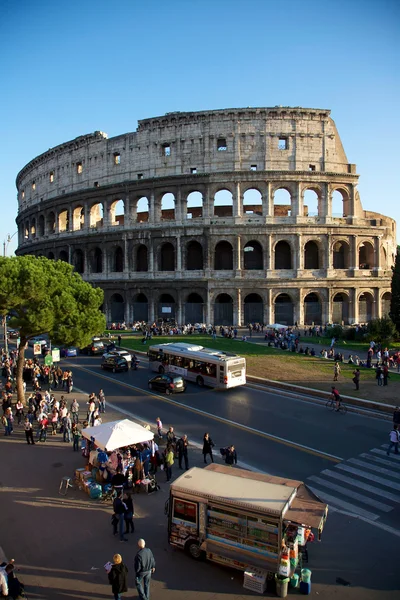 Colosseum i Rom under trafik tid — Stockfoto