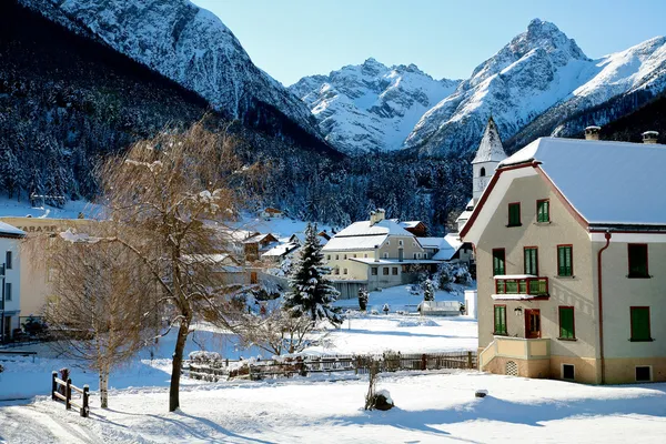 Tarasp Suiza pueblo en el invierno — Foto de Stock