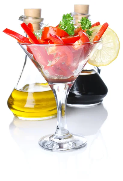 Salade cocktail in goblet met balsamico azijn en olijfolie — Stockfoto