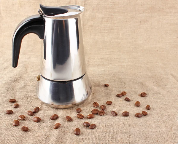 Kumaş zemin üzerine tohum ile kahve makinesi — Stok fotoğraf