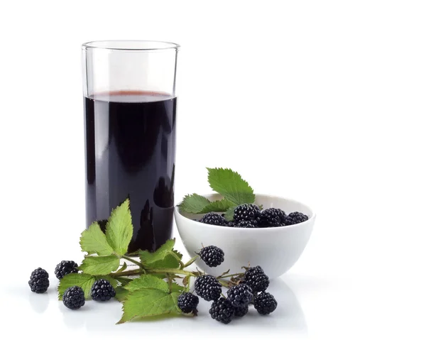 BlackBerry i tallrik och glas juice — Stockfoto