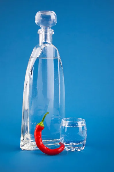 Бутылка водки с острым перцем чили — стоковое фото