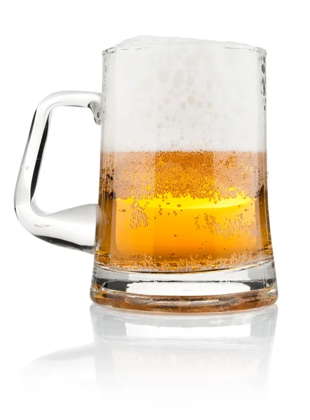 Půl hrnku pivo s pěnou — Stock fotografie