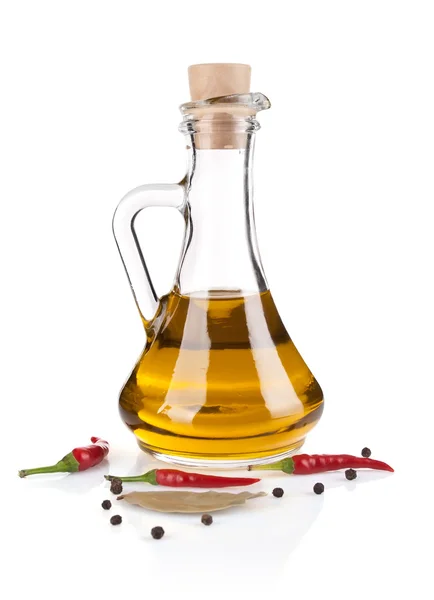 Оливковое масло в стеклянной бутылке — стоковое фото