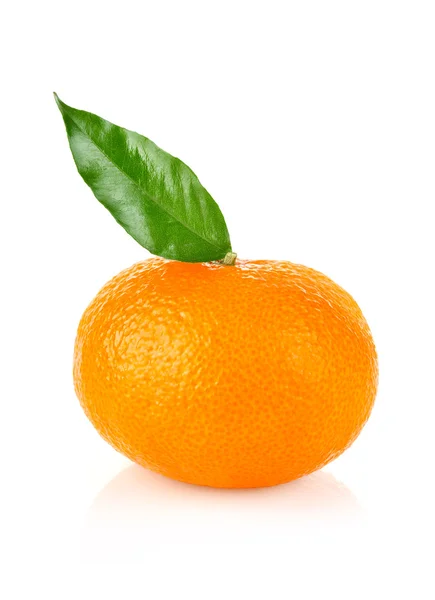 Mandarino maturo con foglia — Foto Stock