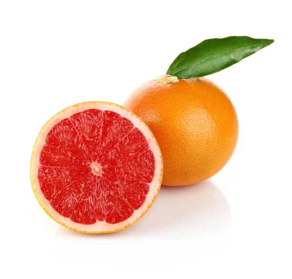 Een en een half grapefruit met groen blad — Stockfoto