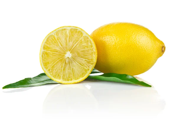 Um limão maduro e meio com folhas verdes — Fotografia de Stock