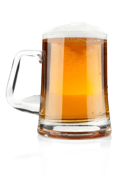 Köpük ile taze bira dolu bardağı — Stok fotoğraf