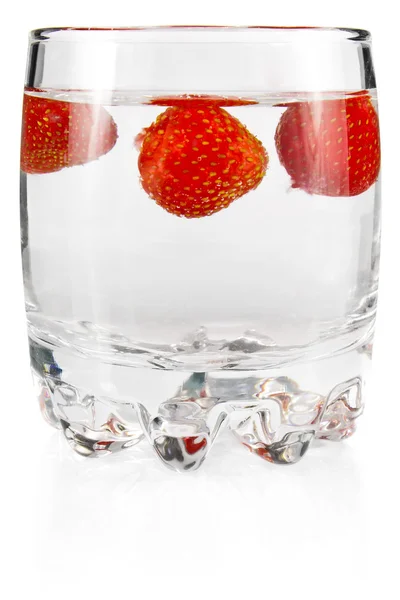 Agua en vaso con fresa — Foto de Stock