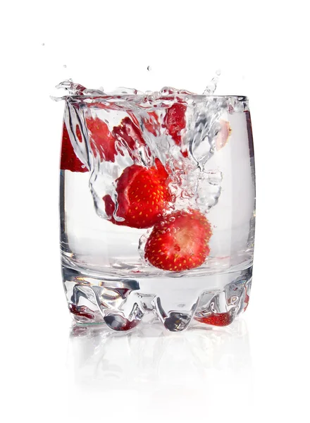 Salpicadura de agua en vidrio con fresa — Foto de Stock