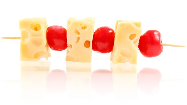 치즈와 체리의 스낵 시 케밥 — 스톡 사진