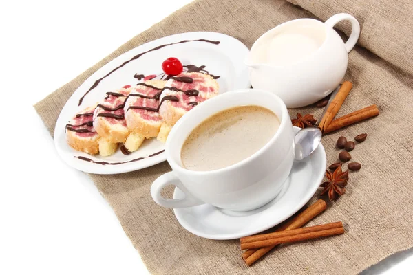 Ontbijt van koffie en swiss roll — Stockfoto