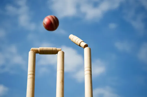 Cotos de críquete e fianças atingidas por uma bola — Fotografia de Stock