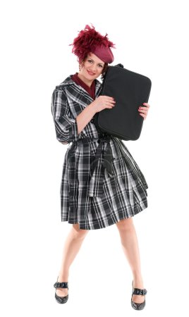 La femme est avec un sac 