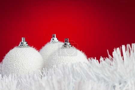 Boules de Noël blanches sur fond rouge vif 