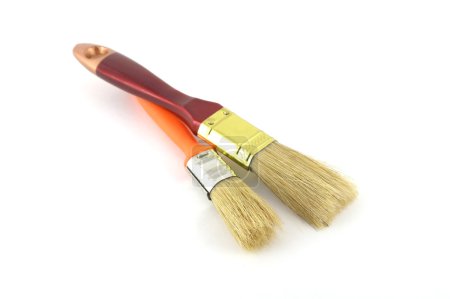 Deux pinceaux avec poignées marron et orange 
