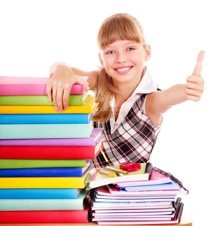 Enfant avec pile de livres et pouce levé .