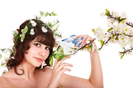 Belle jeune femme avec fleur et papillon .