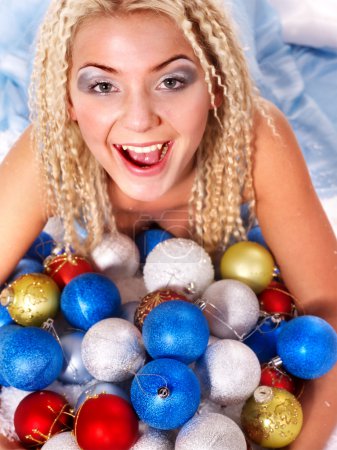 Jeune femme dans les boules de Noël .