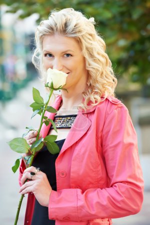 Fille avec fleur en plein air 