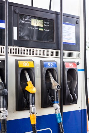 Buse de ravitaillement dans la station-service. Gros plan 