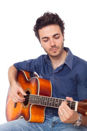 jeune homme jouant de la guitare