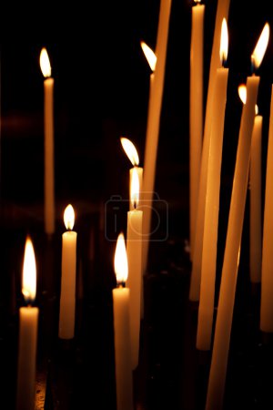 Bougies dans une église