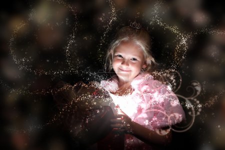 enfant ouvrant une boîte-cadeau magique
