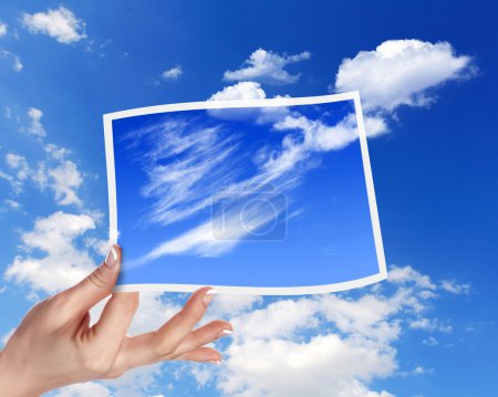 Ciel avec nuages blancs et cadres 