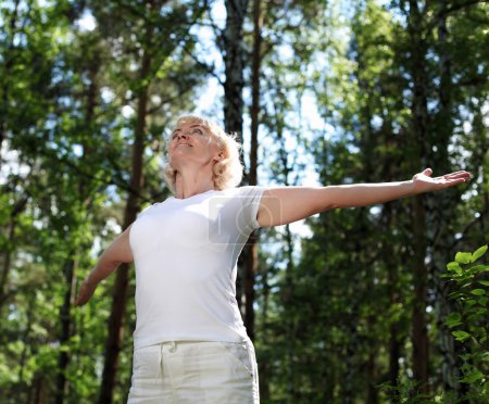 Femme âgée faisant du sport 