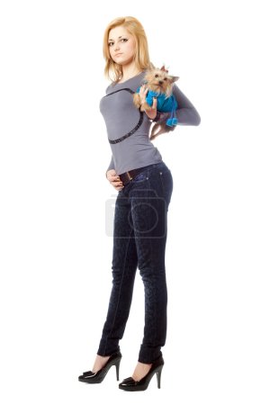 Belle blonde posant avec chiot. Isolé 