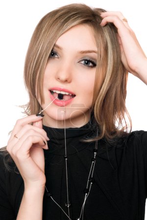 Portrait de belle fille avec une perle dans la bouche 