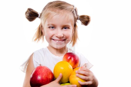 Petite fille mignonne avec des fruits 