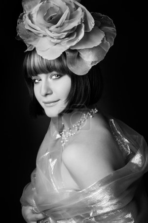 Portrait d'une fille en costume de roses sombres 