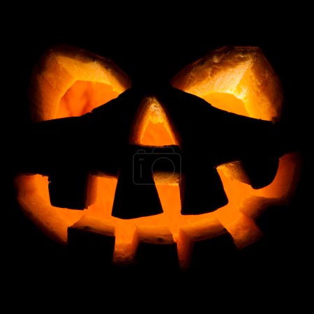 Halloween, vieux Jack-o-lanterne sur noir 