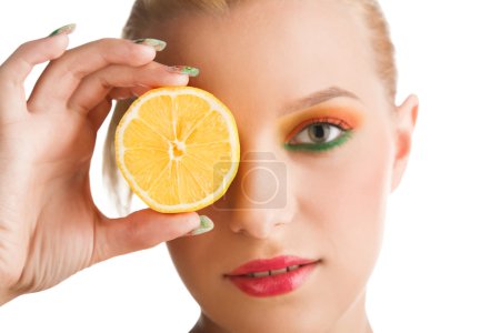 Femme tenant du citron 