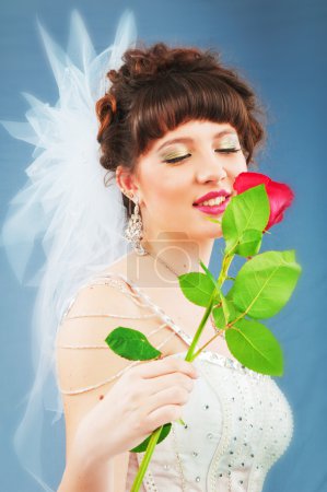Belle mariée avec rose dans le tournage en studio 
