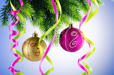 Baubles sur l'arbre de Noël dans le concept de célébration 