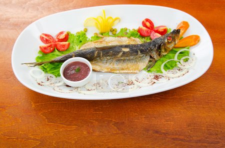 poisson frit dans l'assiette